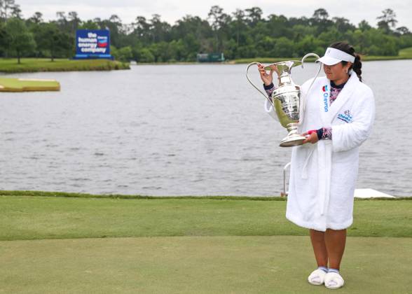Sport Bilder des Tages THE WOODLANDS, TX - APRIL 23: Lilia Yu (USA) holds up the winner™s trophy during the final round of the LPGA, Golf Damen Chevron Championship on April 23, 2023 at The Club at Carlton Woods in The Woodlands, Texas. (Photo by Leslie Plaza Johnson Icon Sportswire) GOLF: APR 23 LPGA The Chevron Championship EDITORIAL USE ONLY Icon230423003