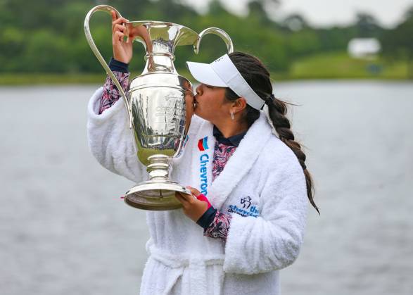 THE WOODLANDS, TX - APRIL 23: Lilia Yu (USA) kisses the winner™s trophy during the final round of the LPGA, Golf Damen Chevron Championship on April 23, 2023 at The Club at Carlton Woods in The Woodlands, Texas. (Photo by Leslie Plaza Johnson Icon Sportswire) GOLF: APR 23 LPGA The Chevron Championship EDITORIAL USE ONLY Icon230423004