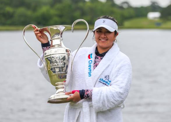 THE WOODLANDS, TX - APRIL 23: Lilia Yu (USA) holds up the winner™s trophy during the final round of the LPGA, Golf Damen Chevron Championship on April 23, 2023 at The Club at Carlton Woods in The Woodlands, Texas. (Photo by Leslie Plaza Johnson Icon Sportswire) GOLF: APR 23 LPGA The Chevron Championship EDITORIAL USE ONLY Icon230423005