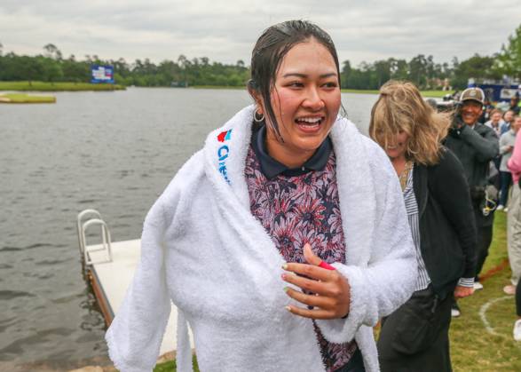 THE WOODLANDS, TX - APRIL 23: Lilia Yu (USA) is wrapped in a robe after jumping in the water during the final round of the LPGA, Golf Damen Chevron Championship on April 23, 2023 at The Club at Carlton Woods in The Woodlands, Texas. (Photo by Leslie Plaza Johnson Icon Sportswire) GOLF: APR 23 LPGA The Chevron Championship EDITORIAL USE ONLY Icon230423009