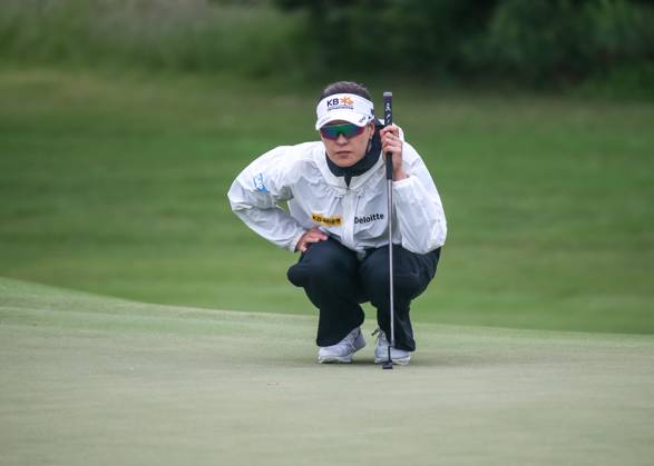 THE WOODLANDS, TX - APRIL 23: In Gee Chun (KOR) studies her putt on 2 during the final round of the LPGA, Golf Damen Chevron Championship on April 23, 2023 at The Club at Carlton Woods in The Woodlands, Texas. (Photo by Leslie Plaza Johnson Icon Sportswire) GOLF: APR 23 LPGA The Chevron Championship EDITORIAL USE ONLY Icon230423022