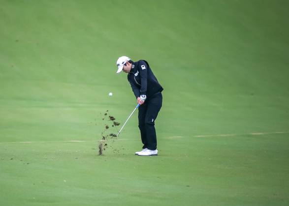 THE WOODLANDS, TX - APRIL 23: Eun-Hee Ji (KOR) hits her approach shot on 2 during the final round of the LPGA, Golf Damen Chevron Championship on April 23, 2023 at The Club at Carlton Woods in The Woodlands, Texas. (Photo by Leslie Plaza Johnson Icon Sportswire) GOLF: APR 23 LPGA The Chevron Championship EDITORIAL USE ONLY Icon230423038