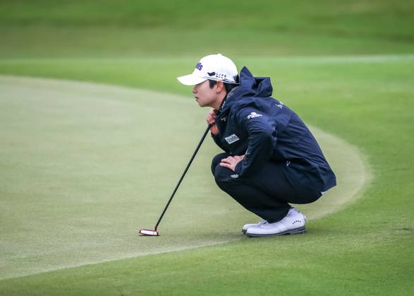 THE WOODLANDS, TX - APRIL 23: Eun-Hee Ji (KOR) studies her putt on 2 during the final round of the LPGA, Golf Damen Chevron Championship on April 23, 2023 at The Club at Carlton Woods in The Woodlands, Texas. (Photo by Leslie Plaza Johnson Icon Sportswire) GOLF: APR 23 LPGA The Chevron Championship EDITORIAL USE ONLY Icon230423042