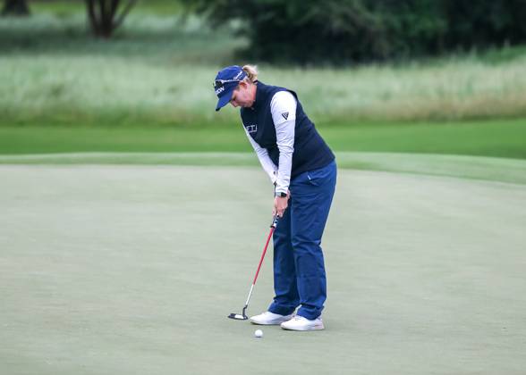 THE WOODLANDS, TX - APRIL 23: Ashleigh Buhai (ZAF) hits her putt on 2 during the final round of the LPGA, Golf Damen Chevron Championship on April 23, 2023 at The Club at Carlton Woods in The Woodlands, Texas. (Photo by Leslie Plaza Johnson Icon Sportswire) GOLF: APR 23 LPGA The Chevron Championship EDITORIAL USE ONLY Icon230423051