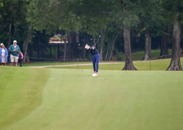 THE WOODLANDS, TX - APRIL 23: Nelly Korda (USA) hits her approach shot on 2 during the final round of the LPGA, Golf Damen Chevron Championship on April 23, 2023 at The Club at Carlton Woods in The Woodlands, Texas. (Photo by Leslie Plaza Johnson Icon Sportswire) GOLF: APR 23 LPGA The Chevron Championship EDITORIAL USE ONLY Icon230423060