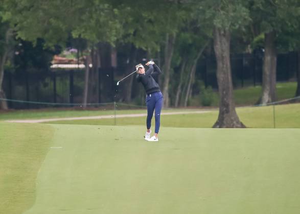 THE WOODLANDS, TX - APRIL 23: Nelly Korda (USA) watches her approach shot on 2 during the final round of the LPGA, Golf Damen Chevron Championship on April 23, 2023 at The Club at Carlton Woods in The Woodlands, Texas. (Photo by Leslie Plaza Johnson Icon Sportswire) GOLF: APR 23 LPGA The Chevron Championship EDITORIAL USE ONLY Icon230423061