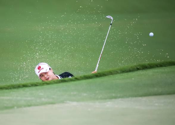 THE WOODLANDS, TX - APRIL 23: Hye-Jin Choi (KOR) watches her shot out of the bunker on 2 during the final round of the LPGA, Golf Damen Chevron Championship on April 23, 2023 at The Club at Carlton Woods in The Woodlands, Texas. (Photo by Leslie Plaza Johnson Icon Sportswire) GOLF: APR 23 LPGA The Chevron Championship EDITORIAL USE ONLY Icon230423065