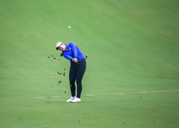 THE WOODLANDS, TX - APRIL 23: Allison Corpuz (USA) hits her approach shot on 2 during the final round of the LPGA, Golf Damen Chevron Championship on April 23, 2023 at The Club at Carlton Woods in The Woodlands, Texas. (Photo by Leslie Plaza Johnson Icon Sportswire) GOLF: APR 23 LPGA The Chevron Championship EDITORIAL USE ONLY Icon230423076
