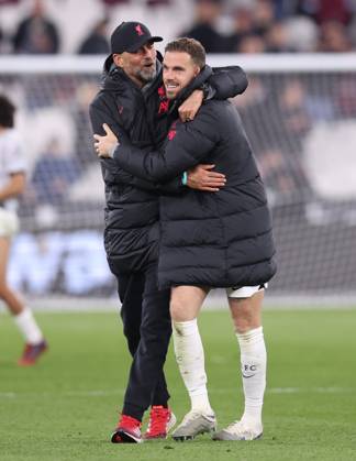London, England, 26th April 2023. Jurgen Klopp, Manager of Liverpool and Jordan Henderson of Liverpool hug after the Premier League match at the London Stadium, London. Picture credit should read: Paul Terry Sportimage EDITORIAL USE ONLY. No use with unauthorised audio, video, data, fixture lists, club league logos or live services. Online in-match use limited to 120 images, no video emulation. No use in betting, games or single club league player publications. SPI-2394-0023