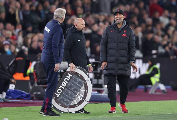 London, England, 26th April 2023. Jurgen Klopp, Manager of Liverpool and David Moyes, Manager of West Ham United exchange words during the Premier League match at the London Stadium, London. Picture credit should read: Paul Terry Sportimage EDITORIAL USE ONLY. No use with unauthorised audio, video, data, fixture lists, club league logos or live services. Online in-match use limited to 120 images, no video emulation. No use in betting, games or single club league player publications. SPI-2394-0043