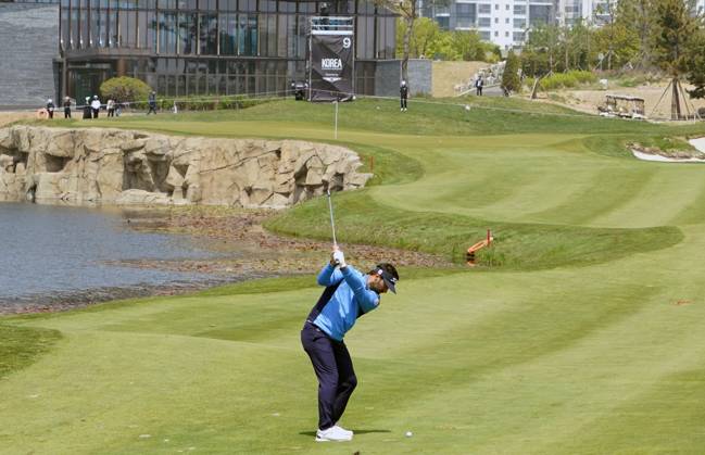 Korea Championship Presented by Genesis (The 1st Round) INCHEON, SOUTH KOREA, APR. 28: Antoine Rozner (FRA) at the hole 18 during the 1st round of Korea Championship Presented b Genesis at Jack Nicklaus Golf Club Korea in Incheon, South Korea on April 27, 2023. Antoine Rozner (FRA) finished the first round with a score of 9 under par, putting him in the lead. Incheon the Jack Nicklaus Golf Club Korea South Korea 7840_270518 Copyright: xSeokyongxLee PentaxPressx