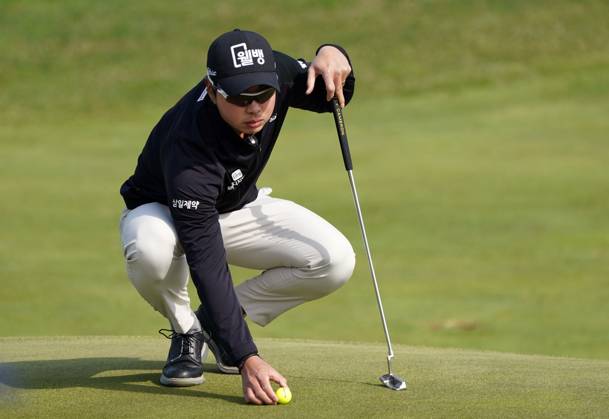Korea Championship Presented by Genesis (The 1st Round) INCHEON, SOUTH KOREA, APR. 28: Hyungjoon LEE (KOR) at the hole 10 during the 1st round of Korea Championship Presented b Genesis at Jack Nicklaus Golf Club Korea in Incheon, South Korea on April 27, 2023. Antoine Rozner (FRA) finished the first round with a score of 9 under par, putting him in the lead. Incheon the Jack Nicklaus Golf Club Korea South Korea 7840_270556 Copyright: xSeokyongxLee PentaxPressx