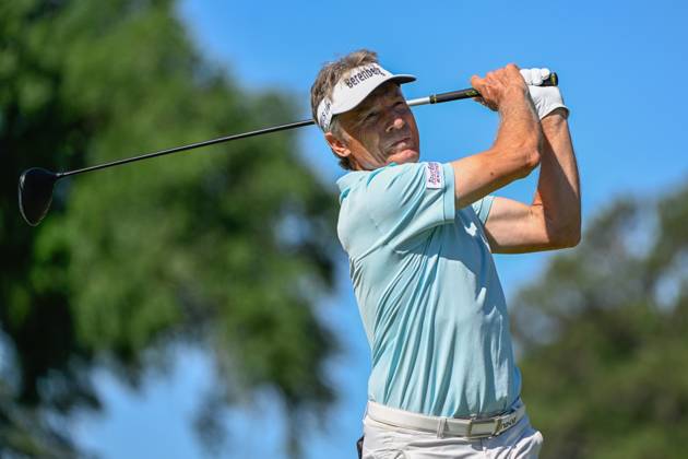 THE WOODLANDS, TX - APRIL 30: Bernhard Langer watches his tee shot on 2 during Rd3 of the Insperity Invitational at The Woodlands Country Club Tournament Course on April 30, 2023 in The Woodlands, Texas. (Photo by Ken Murray Icon Sportswire) GOLF: APR 30 PGA, Golf Herren Tour Champions Insperity Invitational EDITORIAL USE ONLY Icon230430022