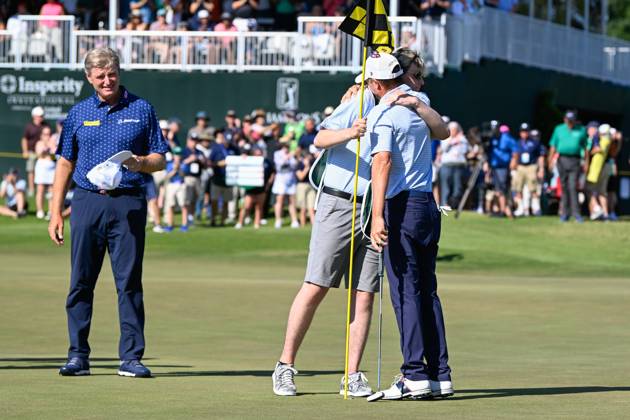 THE WOODLANDS, TX - APRIL 30: Steve Alker hugs his caddie son Ben, after winning the Insperity Invitational at The Woodlands Country Club Tournament Course on April 30, 2023 in The Woodlands, Texas. (Photo by Ken Murray Icon Sportswire) GOLF: APR 30 PGA, Golf Herren Tour Champions Insperity Invitational EDITORIAL USE ONLY Icon230430082