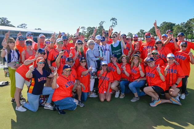 THE WOODLANDS, TX - APRIL 30: Steve Alker with his best fans showing support for his caddie who had recently passed after winning the Insperity Invitational at The Woodlands Country Club Tournament Course on April 30, 2023 in The Woodlands, Texas. (Photo by Ken Murray Icon Sportswire) GOLF: APR 30 PGA, Golf Herren Tour Champions Insperity Invitational EDITORIAL USE ONLY Icon230430089