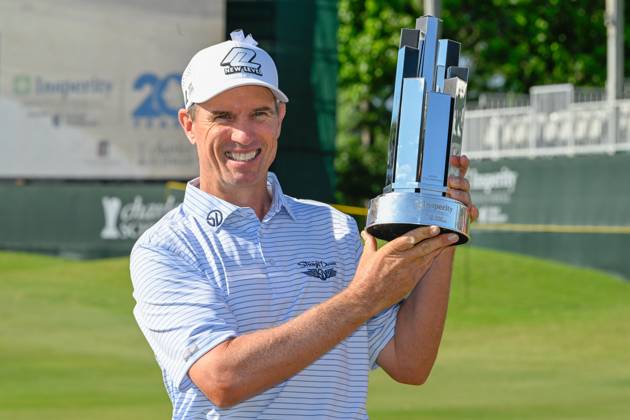 THE WOODLANDS, TX - APRIL 30: Steve Alker holds the trophy for winning the Insperity Invitational at The Woodlands Country Club Tournament Course on April 30, 2023 in The Woodlands, Texas. (Photo by Ken Murray Icon Sportswire) GOLF: APR 30 PGA, Golf Herren Tour Champions Insperity Invitational EDITORIAL USE ONLY Icon230430092
