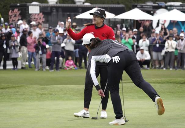April 30, 2023: LPGA, Golf Damen - Hannah Green, pro golfer from Perth, Australia, won the Ladies Professional Golf Association, JM Eagle LA Championship 2023, The Wilshire Country Club, Los Angeles, CA, USA, April 30, 2023. Tied with two other players at the end of four rounds of play, Green won two sudden death playoff holes to capture the title and a $450,000 pay day. Here Green waves to the crowd after sinking the winning putt, with runner up Lin Xiyu, from Guangzhou, China, next to her. - ZUMAmt3_ 20230430_zaf_mt3_010 Copyright: xScottxMitchellx