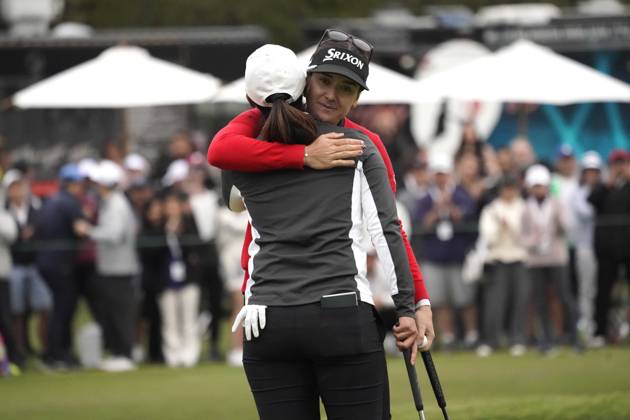 April 30, 2023: LPGA, Golf Damen - Hannah Green, pro golfer from Perth, Australia, won the Ladies Professional Golf Association, JM Eagle LA Championship 2023, The Wilshire Country Club, Los Angeles, CA, USA, April 30, 2023. Tied with two other players at the end of four rounds of play, Green won two sudden death playoff holes to capture the title and a $450,000 pay day. Green and second place winner Lin Xiyu, from Guangzhou, China, hug after Green sank the winning putt on the 18th. - ZUMAmt3_ 20230430_zaf_mt3_005 Copyright: xScottxMitchellx