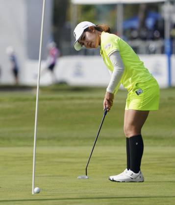 Golf: JM Eagle LA Championship Ayaka Furue of Japan makes a birdie putt on the 17th hole during the final round of the JM Eagle LA Championship golf tournament at Wilshire Country Club in Los Angeles on April 30, 2023.  A14AA0001422107P 