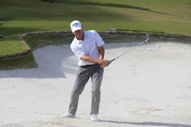 DULUTH, GA - MAY 07: Lee Janzen hits out of the bunker on the 18th hole during the final round of the PGA, Golf Herren Tour Champions Mitsubishi Electric Classic on May 7, 2023 at TPC Sugarloaf in Duluth, Georgia. (Photo by David J. Griffin Icon Sportswire) GOLF: MAY 07 PGA Tour Champions Mitsubishi Electric Classic EDITORIAL USE ONLY Icon9532305071016
