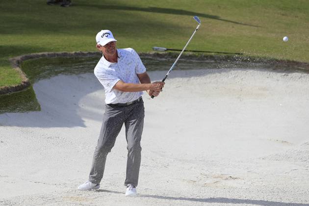 DULUTH, GA - MAY 07: Lee Janzen hits out of the bunker on the 18th hole during the final round of the PGA, Golf Herren Tour Champions Mitsubishi Electric Classic on May 7, 2023 at TPC Sugarloaf in Duluth, Georgia. (Photo by David J. Griffin Icon Sportswire) GOLF: MAY 07 PGA Tour Champions Mitsubishi Electric Classic EDITORIAL USE ONLY Icon9532305071017