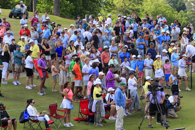 DULUTH, GA - MAY 07: The gallery watches the final pairings approach the 18th green during the final round of the PGA, Golf Herren Tour Champions Mitsubishi Electric Classic on May 7, 2023 at TPC Sugarloaf in Duluth, Georgia. (Photo by David J. Griffin Icon Sportswire) GOLF: MAY 07 PGA Tour Champions Mitsubishi Electric Classic EDITORIAL USE ONLY Icon9532305071104
