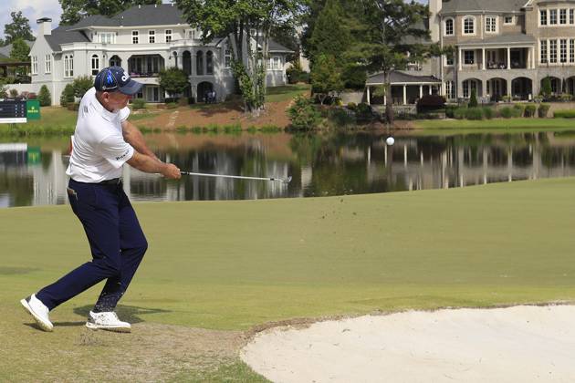 DULUTH, GA - MAY 07: Jim Furyk chips on to the 18th green during the final round of the PGA, Golf Herren Tour Champions Mitsubishi Electric Classic on May 7, 2023 at TPC Sugarloaf in Duluth, Georgia. (Photo by David J. Griffin Icon Sportswire) GOLF: MAY 07 PGA Tour Champions Mitsubishi Electric Classic EDITORIAL USE ONLY Icon9532305071110