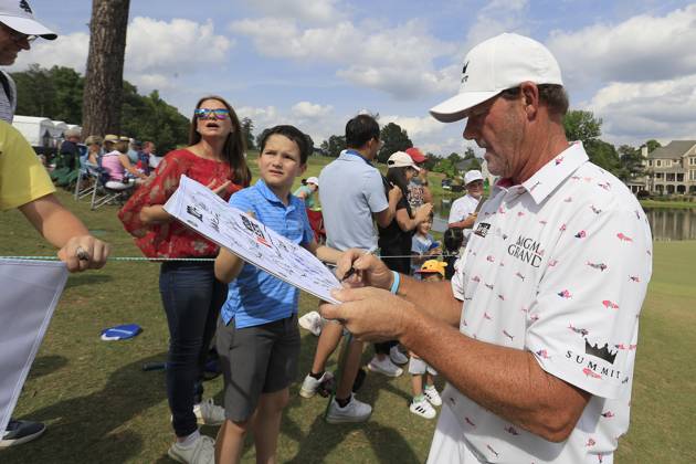 DULUTH, GA - MAY 07: Alexander Cejka signs autographs after the final round of the PGA, Golf Herren Tour Champions Mitsubishi Electric Classic on May 7, 2023 at TPC Sugarloaf in Duluth, Georgia. (Photo by David J. Griffin Icon Sportswire) GOLF: MAY 07 PGA Tour Champions Mitsubishi Electric Classic EDITORIAL USE ONLY Icon9532305071114