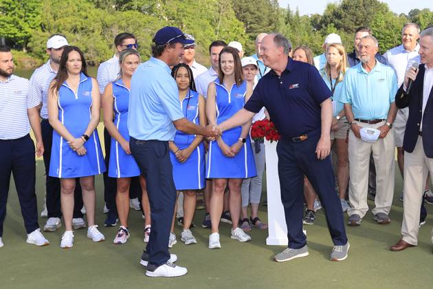 DULUTH, GA - MAY 07: Mike Corbo, President & CEO at Mitsubishi Electric US, Inc. shakes hands with Stephen Ames after he wins the PGA, Golf Herren Tour Champions Mitsubishi Electric Classic on May 7, 2023 at TPC Sugarloaf in Duluth, Georgia. (Photo by David J. Griffin Icon Sportswire) GOLF: MAY 07 PGA Tour Champions Mitsubishi Electric Classic EDITORIAL USE ONLY Icon9532305071135