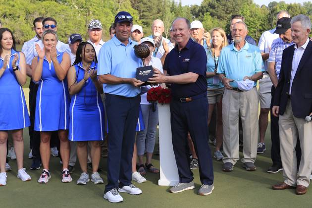 DULUTH, GA - MAY 07: Mike Corbo, President & CEO at Mitsubishi Electric US, Inc. hands the trophy to Stephen Ames after he wins the PGA, Golf Herren Tour Champions Mitsubishi Electric Classic on May 7, 2023 at TPC Sugarloaf in Duluth, Georgia. (Photo by David J. Griffin Icon Sportswire) GOLF: MAY 07 PGA Tour Champions Mitsubishi Electric Classic EDITORIAL USE ONLY Icon9532305071138