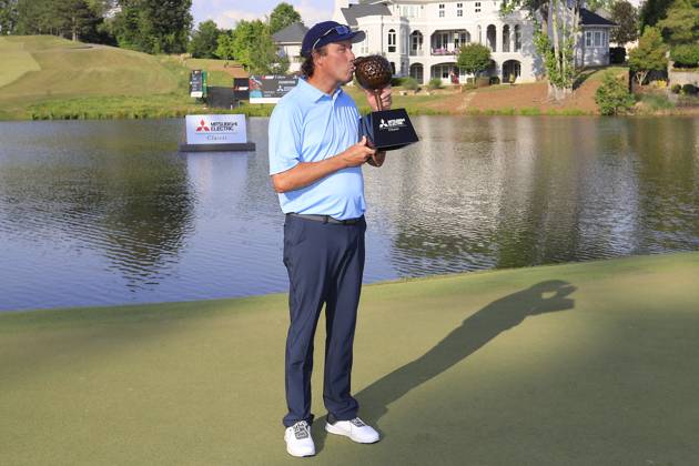 DULUTH, GA - MAY 07: Stephen Ames kisses the trophy after winning the PGA, Golf Herren Tour Champions Mitsubishi Electric Classic on May 7, 2023 at TPC Sugarloaf in Duluth, Georgia. (Photo by David J. Griffin Icon Sportswire) GOLF: MAY 07 PGA Tour Champions Mitsubishi Electric Classic EDITORIAL USE ONLY Icon9532305071148