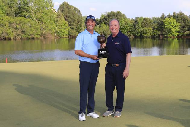 DULUTH, GA - MAY 07: Mike Corbo, President & CEO at Mitsubishi Electric US, Inc. hands the trophy to Stephen Ames after he wins the PGA, Golf Herren Tour Champions Mitsubishi Electric Classic on May 7, 2023 at TPC Sugarloaf in Duluth, Georgia. (Photo by David J. Griffin Icon Sportswire) GOLF: MAY 07 PGA Tour Champions Mitsubishi Electric Classic EDITORIAL USE ONLY Icon9532305071158