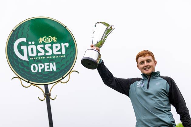 Sport Bilder des Tages GOLF - Goesser Open 2023 MARIA LANKOWITZ,AUSTRIA,13.MAY.23 - GOLF - Alps Tour, Goesser Open, GC Erzherzog Johann, award ceremony. Image shows Ronan Mullarney (IRL). Keywords: trophy.  GEPAxpictures xMaticxKlansek