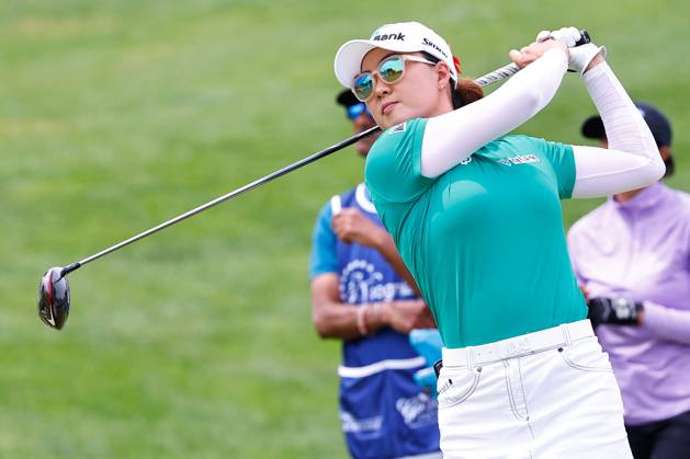 CLIFTON, NJ - MAY 13: Minjee Lee of Australia tees off on the 1st tee during the third round of the LPGA, Golf Damen Cognizant Founders Cup at Upper Montclair Country Club on May 13, 2023 in Clifton, New Jersey. (Photo by Rich Graessle Icon Sportswire) GOLF: MAY 13 LPGA Cognizant Founders Cup EDITORIAL USE ONLY Icon23051315505