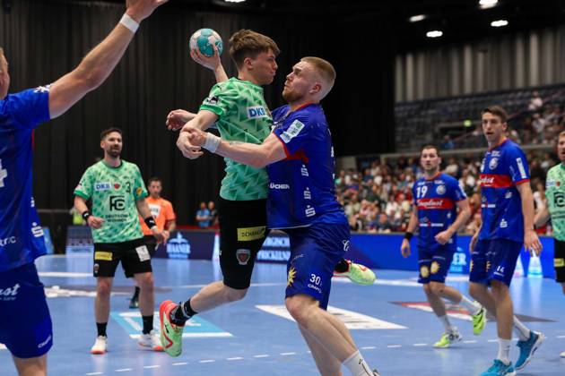 1 Bundesliga Handball Bergischer HC against Füchse Berlin, 14 05 2023 Nils Lichtlein 17 Fuechse Berlin in a duel with Tom Kare Nikolaisen 30 Bergischer HC 1 Bundesliga Handball Bergischer HC against Füchse Berlin 14 05 2023 in Dusseldorf Copyright: xBEAUTIFULxSPORTS KennyxBeelex