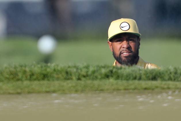 Sport Bilder des Tages Tony Finau watches his bunker shot bounce onto the 9th green during the first round of the 2023 PGA, Golf Herren Championship at Oakwood Country Club in Rochester,New York on Thursday, May 18, 2023.  PGA20230518128 AARONxJOSEFCZYK
