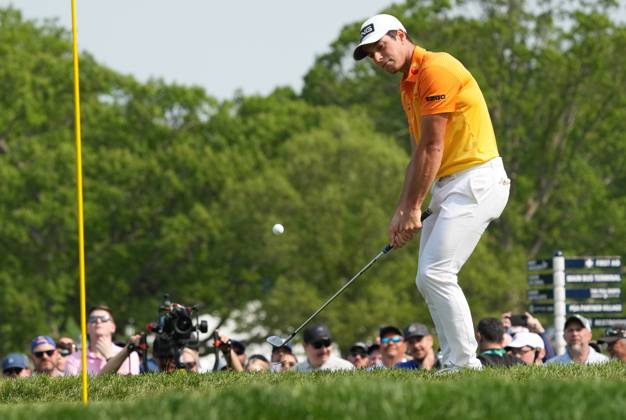 Viktor Hovland of Norway chips onto the green on the 8th hole during the final round of the 2023 PGA, Golf Herren Championship at Oak Hill Country Club in Rochester, New York on Sunday, May 21, 2023.  ROC20230521541 AARONxJOSEFCZYK