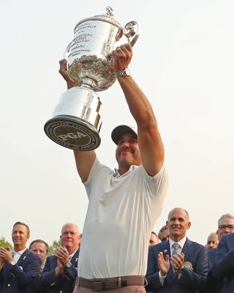 Brooks Koepka raises the trophy after winning the 2023 PGA, Golf Herren Championship at Oak Hill Country Club in Rochester, New York on Sunday, May 21, 2023. Koepka shot 72, 66, 66 and 67 to finish at nine-under-par.  ROC20230521551 AARONxJOSEFCZYK