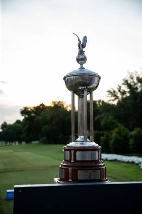 FORTH WORTH, TX - MAY 25: General photo Charles Schwab Championship trophy on hole 1 during the first round of the Charles Schwab Challenge on May 24, 2023, at Colonial Country Club in Fort Worth, Texas. (Photo by Aric Becker Icon Sportswire) GOLF: MAY 25 PGA, Golf Herren - Charles Schwab Challenge EDITORIAL USE ONLY Icon23052510