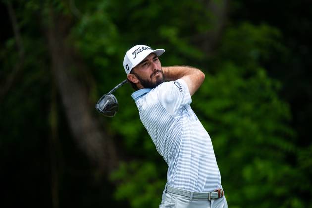 FORTH WORTH, TX - MAY 25: Max Homa of United States tees off on hole 6 during the first round of the Charles Schwab Challenge on May 24, 2023, at Colonial Country Club in Fort Worth, Texas. (Photo by Aric Becker Icon Sportswire) GOLF: MAY 25 PGA, Golf Herren - Charles Schwab Challenge EDITORIAL USE ONLY Icon230525113