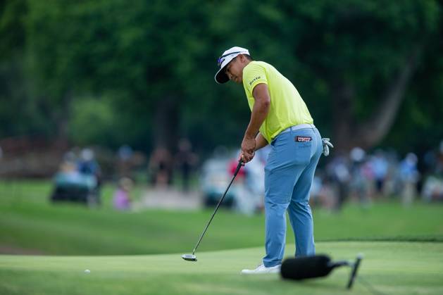 FORTH WORTH, TX - MAY 25: Kurt Kitayama of United States putts on hole 18 during the first round of the Charles Schwab Challenge on May 24, 2023, at Colonial Country Club in Fort Worth, Texas. (Photo by Aric Becker Icon Sportswire) GOLF: MAY 25 PGA, Golf Herren - Charles Schwab Challenge EDITORIAL USE ONLY Icon230525155