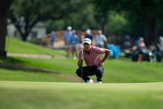 FORTH WORTH, TX - MAY 25: Collin Morikawa of United States lines up his putt on hole 18 during the first round of the Charles Schwab Challenge on May 24, 2023, at Colonial Country Club in Fort Worth, Texas. (Photo by Aric Becker Icon Sportswire) GOLF: MAY 25 PGA, Golf Herren - Charles Schwab Challenge EDITORIAL USE ONLY Icon230525160