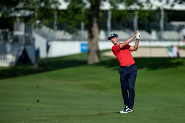 FORTH WORTH, TX - MAY 25: Billy Horshel of United States hits his second shot on hole 15 during the first round of the Charles Schwab Challenge on May 24, 2023, at Colonial Country Club in Fort Worth, Texas. (Photo by Aric Becker Icon Sportswire) GOLF: MAY 25 PGA, Golf Herren - Charles Schwab Challenge EDITORIAL USE ONLY Icon23052523