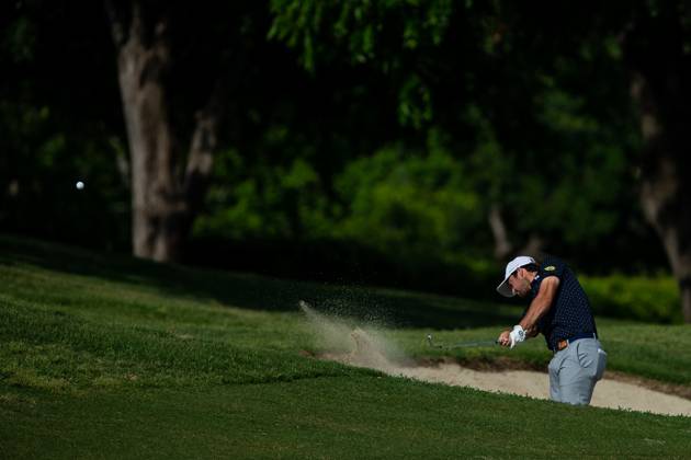 FORTH WORTH, TX - MAY 25: Davis Riley of United States hits his second shot on hole 15 during the first round of the Charles Schwab Challenge on May 24, 2023, at Colonial Country Club in Fort Worth, Texas. (Photo by Aric Becker Icon Sportswire) GOLF: MAY 25 PGA, Golf Herren - Charles Schwab Challenge EDITORIAL USE ONLY Icon23052527