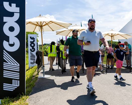 May 26, 2023, Potomac Falls, Virginia, USA: Fans arrive for the first round of the LIV Golf DC event at Trump National Golf Club. Potomac Falls USA - ZUMAb237 20230526_znp_b237_011 Copyright: xRobertxBlakleyx