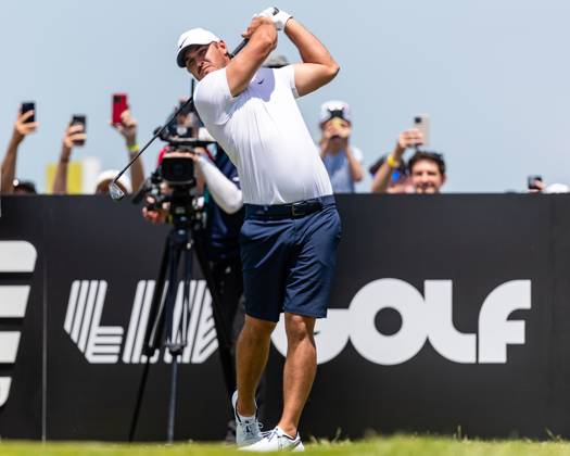 May 26, 2023, Potomac Falls, Virginia, USA: Five days after winning the PGA, Golf Herren Championship, BROOKS KOEPKA tees off on the first hole during the first round of the LIV Golf DC event at Trump National Golf Club. Potomac Falls USA - ZUMAb237 20230526_znp_b237_016 Copyright: xRobertxBlakleyx