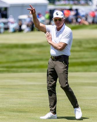 May 26, 2023, Potomac Falls, Virginia, USA: GREG NORMAN waves to fans during the first round of the LIV Golf DC event at Trump National Golf Club. Potomac Falls USA - ZUMAb237 20230526_znp_b237_030 Copyright: xRobertxBlakleyx
