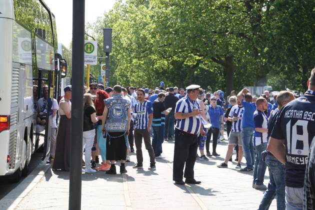 Football, VfL Wolfsburg - Hertha BSC, fan meeting in Berlin before departure to Wolfsburg