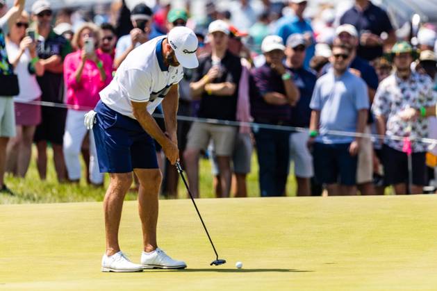 May 27, 2023, Potomac Falls, Virginia, USA: DUSTIN JOHNSON putts on the fourth hole with a large crow watching during the second round of the LIV Golf DC event at Trump National Golf Club. Potomac Falls USA - ZUMAb237 20230527_znp_b237_013 Copyright: xRobertxBlakleyx