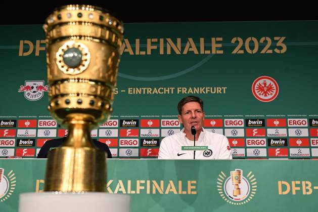 02 06 2023, xfux, football DFB Pokal final 2023, Eintracht Frankfurt training and press conference before the match RB Leipzig Eintracht Frankfurt, emonline, emspor, v l coach Oilver Glasner Eintracht Frankfurt zautz with DFB Pokal Berlin